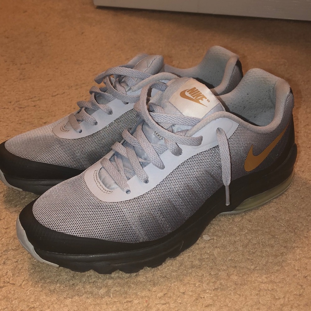 Women’s Nike Air Max Invigor Black and Gold sz 11